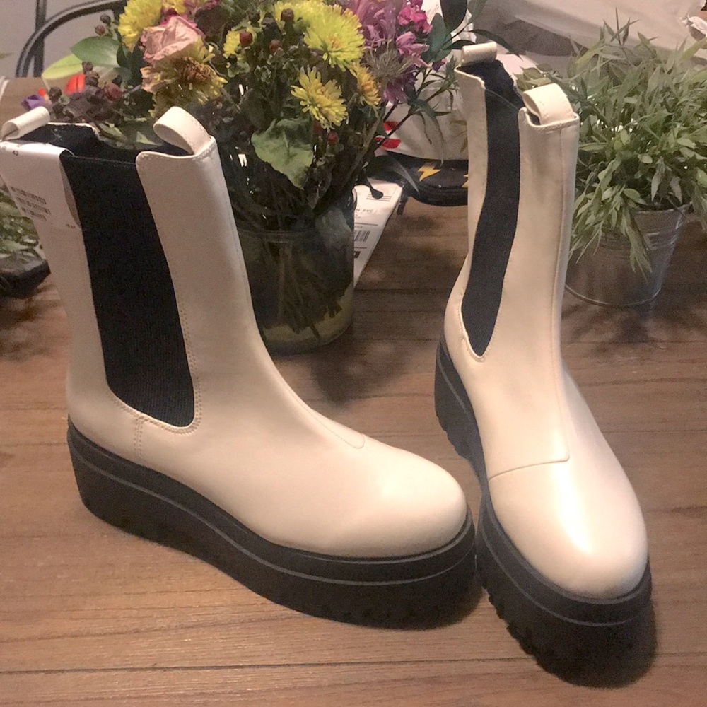 Brand new H&M Blogger Chelsea Boots